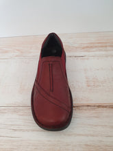 Load image into Gallery viewer, 761-27 Burgundy Crinkle Slip on Shoe
