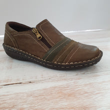 Load image into Gallery viewer, 5849-27 Khaki Crinkle Casual shoe SIZE 43 ONLY
