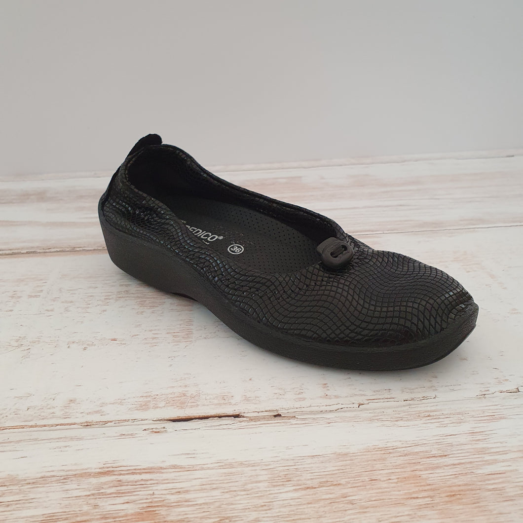 L14 Creative Black Slip on